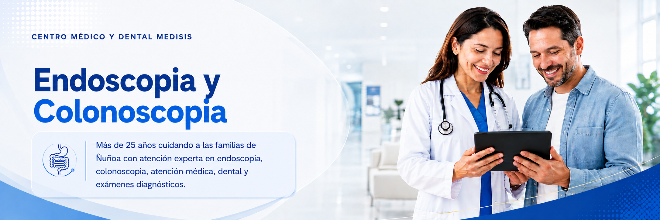 Médica y paciente revisando información en una tablet