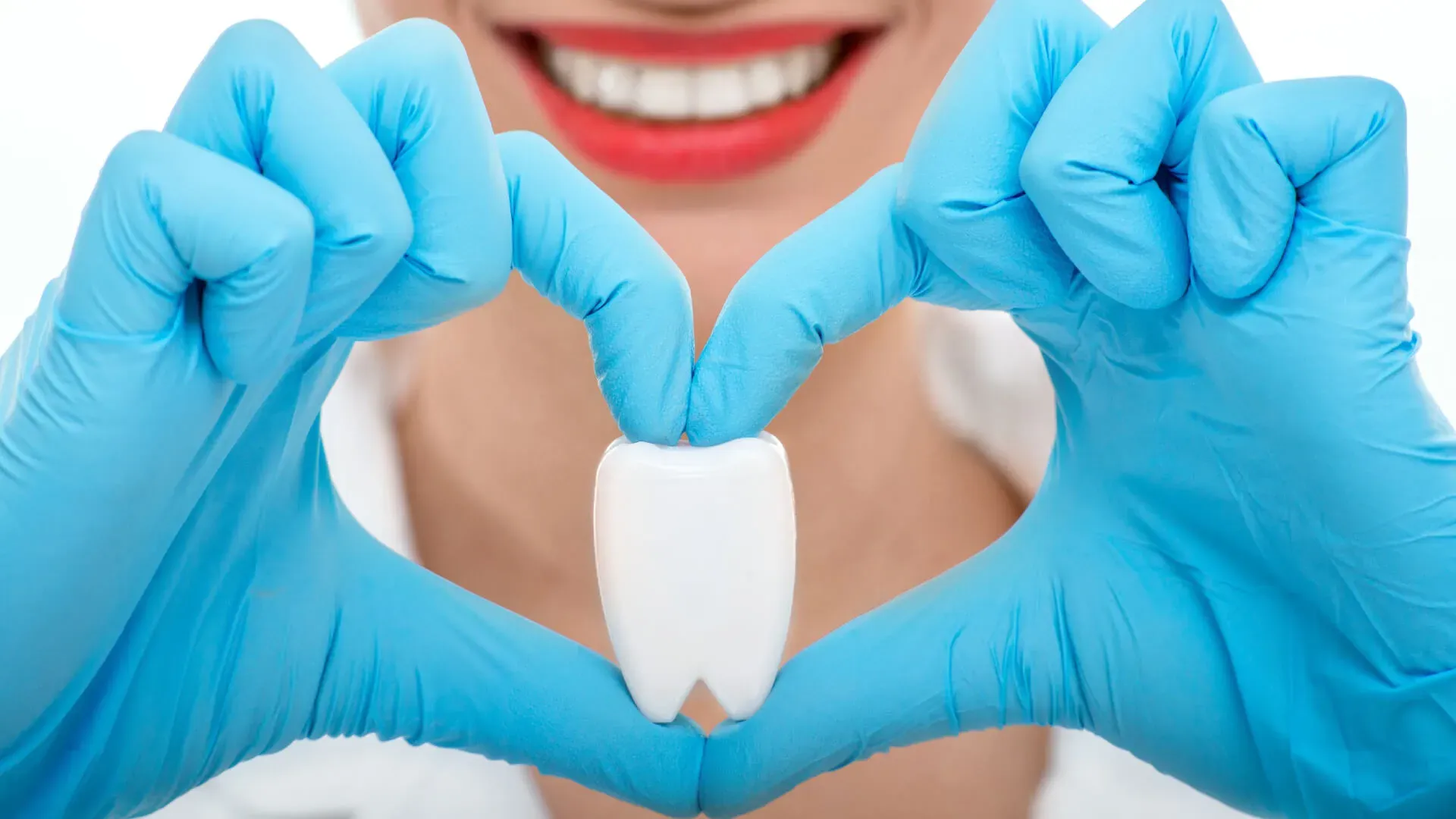 Brackets metálicos sobre modelo dental